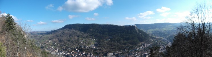 SALINS LES BAINS et Le Fort Belin (vue du Fort St André en face)